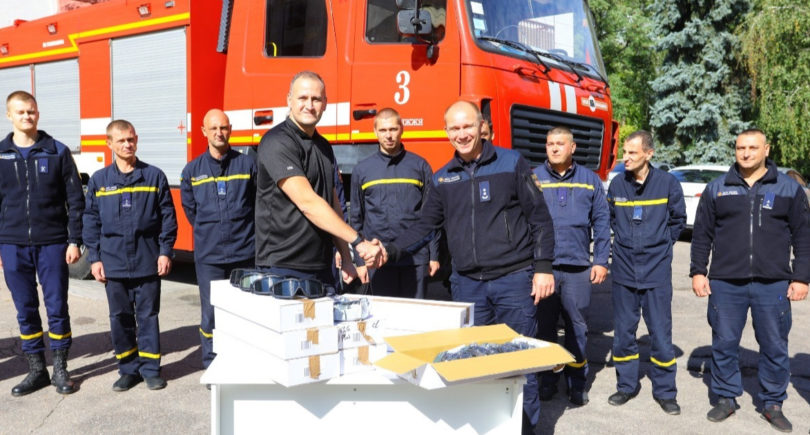 Photo – Zaporizhstal provided a batch of protective goggles-masks to rescuers from Zaporizhzhia