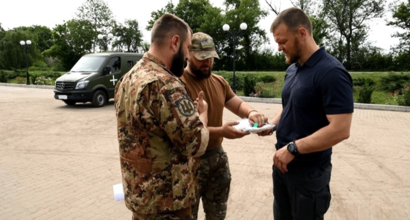 Фото – «Метинвест» передал бронированный автомобиль подразделению бригады морской пехоты