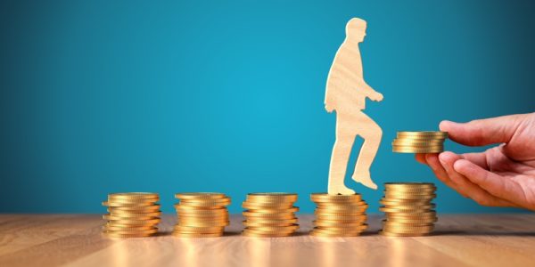 shutterstock Photo – Salaries in the iron and steel complex returned to the pre-war level